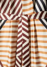 Mono largo de satén con estampado de rayas marrones y blancas, cuello en V, mangas cortas, lazo en la cintura y cierre de cremallera en la espalda.