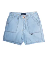 Bermuda de jean celeste con dos bolsillos frontales tipo parche, costuras a contratono y botones de cobre.