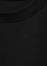 Remera color beige de manga larga con cuello redondo.