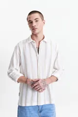 Camisa de manga larga color gris oscuro con textura a rayas, estilo rústico y fit regular.