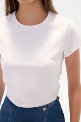 Top blanco cropped de poliéster, al cuerpo y cuello a la base.