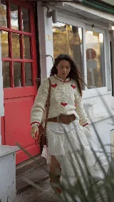 Buzo tejido a mano en Uruguay, confeccionado 100% en lana merino color crema con corazones rojos.