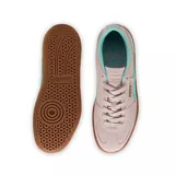 Championes Puma Palermo negros con detalles en blanco y suela color caramelo.
