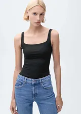 Body negro sin mangas con cuello cuadrado y diseño ajustado.