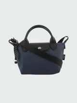 Bolso Longchamp modelo Le Pliage Energy XS, color verde militar, con doble asa corta de cuero negro y correa larga extraíble.