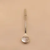 Bombilla de metal plateado para mate, con filtro en forma de pera con pequeños orificios.