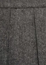 Falda midi gris de tejido de lana con diseño de tablas y corte evasé.