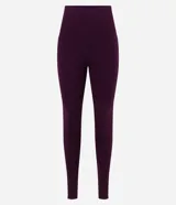 Calza deportiva negra con textura acanalada, de cintura alta y sin costuras.