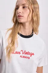 Remera blanca de algodón con cuello redondo y estampado frontal con la frase "Los Angeles" en letras negras con efecto 3D.