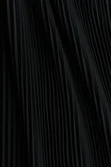 Pollera larga de gasa plisada color negro, de tiro alto con elástico fino en la cintura y bajo sobrehilado con vuelo. Forrada.