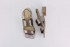 Sandalias rojas de cuero con taco bajo y tiras finas en el empeine y tobillo.