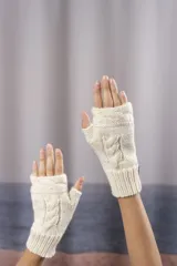 Guantes mitones tejidos a mano color marrón claro, sin separación para dedos y con diseño de trenzas.