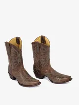 Bota texana de caña media color negro, confeccionada en cuero, con punta afilada y taco bajo. Presenta bordados decorativos en hilo blanco en la caña y el empeine.