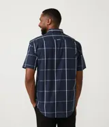 Camisa de manga corta con estampado de cuadros grid, corte comfort y cuello camisero.