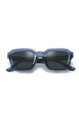 Lentes de sol Eco Shades modelo Romano con montura cuadrada azul traslúcido y lentes grises. Fabricados con acetato biodegradable y lentes de PMMA reciclado.