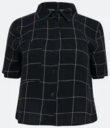 Camisa cropped de manga corta con estampado de cuadrillé.