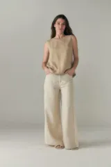 Musculosa color beige de lino, sin mangas y con cuello redondo.