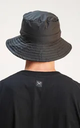 Piluso negro con cordón ajustable.