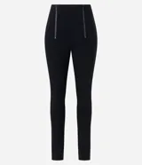 Pantalón skinny de bengalina negra, corte sastrero, tiro alto y cierre track frontal.