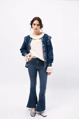 Campera de jean azul con detalles de jean camuflado en cuello, solapas, bolsillos y puños.