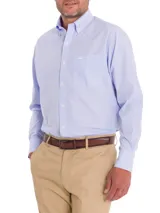 Camisa de hombre a cuadros celestes y blancos, de corte regular fit, manga larga y cuello americano con botones.