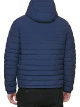 Campera acolchada azul marino con capucha, cierre frontal con cremallera y bolsillos laterales con cierre.