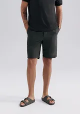 Bermuda color beige de sarga con cintura elastizada y cordón ajustable.