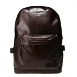 Mochila marrón de cuero sintético con bolsillo frontal y cierre superior.