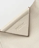 Cartera al hombro de cuero graneado en color marrón, con diseño estructurado y asa amplia.