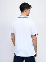 Remera polo azul con cierre, puños y cuello con detalle tricolor. Incluye logo de Umbro y escudo del Club Nacional de Football.