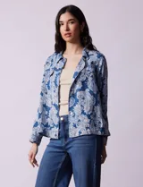 Campera de tencel estampado con arabescos azules y blancos, marca Ruby Rd. Tiene cuello solapa, abertura central con botones y bolsillos delanteros.