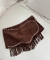 Short marrón de gamuza con flecos y tachas plateadas.