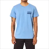 Remera de manga corta color celeste con efecto lavado, cuello redondo y un pequeño parche estampado en el pecho con el logo de Katin.