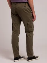 Pantalón cargo color marrón claro, corte skinny, con bolsillos laterales con fuelle y solapa.