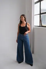 Jean de corte ancho y tiro medio, confeccionado en denim de color azul oscuro con acabado clásico.