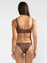Top de bikini marrón con estampado animal print y detalle de aro metálico dorado en el centro.