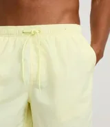 Bermuda masculina de microfibra color amarillo pálido, con cintura elástica ajustable mediante cordón y bolsillos laterales.