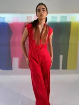 Mono rojo de lino con algodón, con estampado texturizado en laterales, cinturón, cierre invisible y bolsillos laterales.