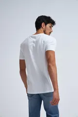 Remera de manga corta con cuello redondo, color gris claro, de corte clásico.