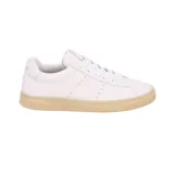 Zapatilla urbana de cuero blanco con cordones y suela color caramelo.