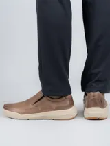 Zapato slip on de cuero color marrón, con elásticos laterales y suela de goma con tecnología Duo-Balance.