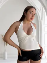 Top blanco con escote halter y espalda descubierta.