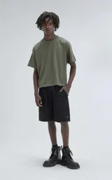 Remera verde militar de manga corta y cuello redondo, corte boxy fit, confeccionada en algodón.