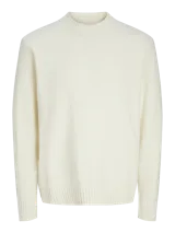 Sweater de punto color crema, de manga larga y cuello redondo.