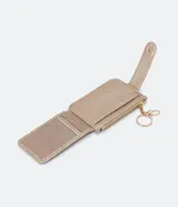 Billetera tarjetera color dorado, con cierre a presión y correa de mano.