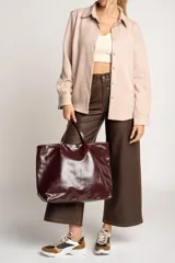 Bolso tipo tote grande color bordó, de cuero vegano, con doble asa corta.