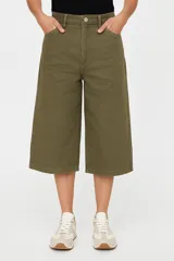 Bermuda de jean color beige, corte amplio y largo hasta la rodilla.