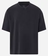 Remera negra de corte boxy con cuello redondo y mangas cortas. Tejido con textura waffle.