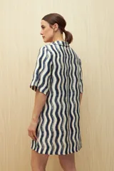 Vestido corto con estampado de rayas onduladas en blanco y azul, cuello tipo solapa y escote en V.