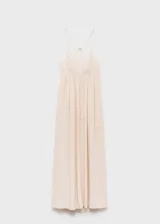 Vestido largo color rosa pálido con breteles finos y escote en V. Presenta pequeños bordados de flores.